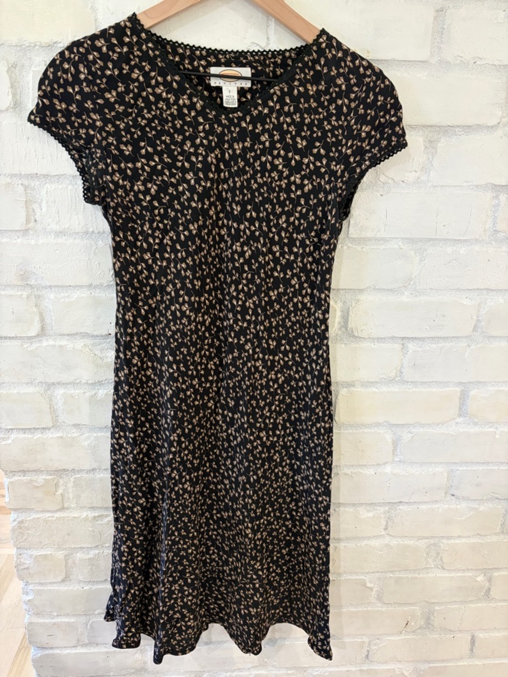 Talbots Cap-Sleeve Midi Dress in Black with Floral Print
(B6)